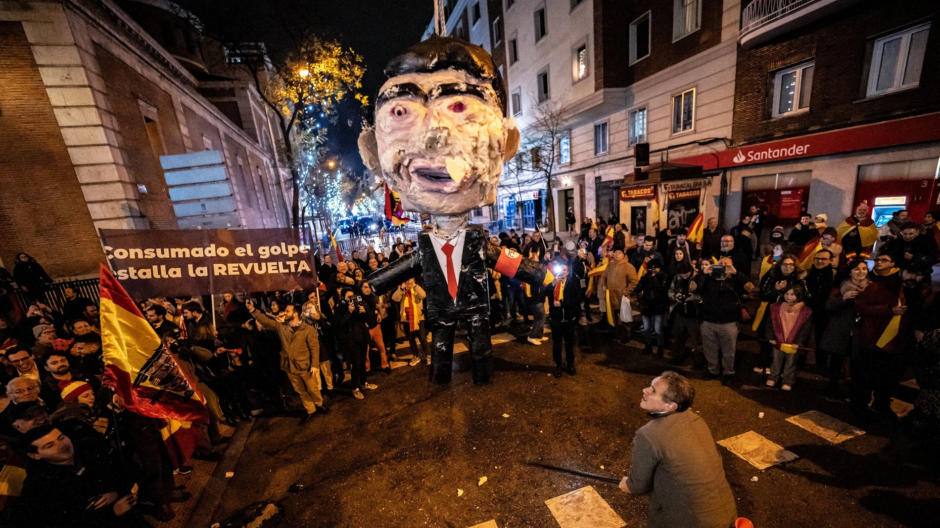 Revuelta, la organización juvenil de la órbita de Vox convocante de las concentraciones en Ferraz, ha llamado a tomar las uvas esta Nochevieja frente a la sede federal del PSOE, siguiendo la estela de las manifestaciones contra la amnistía que se suceden allí desde hace semanas.