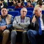  El presidente de la Ucale-Coag Le&oacute;n, Poli Castellanos, el coordinador general de Coag Castilla y Le&oacute;n, Lorenzo Rivera, y el viceconsejero de Agricultura, Ganader&iacute;a y Desarrollo Rural de la Junta, Jorge Llorente, atienden a los medios antes de la jornada &lsquo;El cultivo del ma&iacute;z en la provincia de Le&oacute;n: rentabilidad y futuro&rsquo;