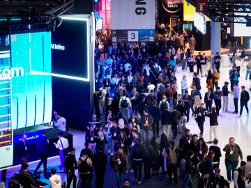 GRAFCAT9292. BARCELONA, 05/03/2026.- Visitantes, este jueves, durante la &uacute;ltima jornada del MWC, el mayor congreso mundial de tecnolog&iacute;a ligada a la conectividad, que cierra las puertas de su vig&eacute;sima edici&oacute;n en Barcelona con la expectativa de haber atra&iacute;do a m&aacute;s de 100.000 visitantes. EFE/Enric Fontcuberta 