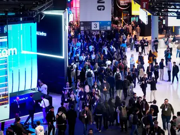 El MWC 2026 cierra las puertas de su vigésima edición GRAFCAT9292. BARCELONA, 05/03/2026.- Visitantes, este jueves, durante la última jornada del MWC, el mayor congreso mundial de tecnología ligada a la conectividad, que cierra las puertas de su vigésima edición en Barcelona con la expectativa de haber atraído a más de 100.000 visitantes. EFE/Enric Fontcuberta