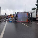 Un cami&oacute;n de basura vuelca en la AP-7 a la altura de Cerdanyola (Barcelona) en sentido Girona