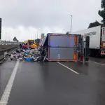 Un camión de basura vuelca en la AP-7 a la altura de Cerdanyola (Barcelona) en sentido Girona