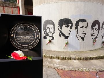 La placa que declara la iglesia de San Francisco de As&iacute;s Lugar de Memoria Democr&aacute;tica, a 2 de marzo de 2026, en Vitoria, Pa&iacute;s Vasco (Espa&ntilde;a). El reconocimiento al templo, escenario de los sucesos del 3 de marzo de 1976, se le concede &ldquo;por su profunda trascendencia en el imaginario de las capas trabajadoras, por su expresi&oacute;n de resistencia a la opresi&oacute;n de la dictadura&rdquo; y por ser &ldquo;referente&rdquo; de aquellos &ldquo;horribles sucesos y asesinatos&rdquo;, seg&uacute;n versa la resoluci&oacute;n. 