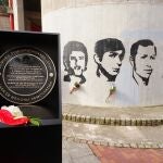 La placa que declara la iglesia de San Francisco de As&iacute;s Lugar de Memoria Democr&aacute;tica, a 2 de marzo de 2026, en Vitoria, Pa&iacute;s Vasco (Espa&ntilde;a). El reconocimiento al templo, escenario de los sucesos del 3 de marzo de 1976, se le concede &ldquo;por su profunda trascendencia en el imaginario de las capas trabajadoras, por su expresi&oacute;n de resistencia a la opresi&oacute;n de la dictadura&rdquo; y por ser &ldquo;referente&rdquo; de aquellos &ldquo;horribles sucesos y asesinatos&rdquo;, seg&uacute;n versa la resoluci&oacute;n. 