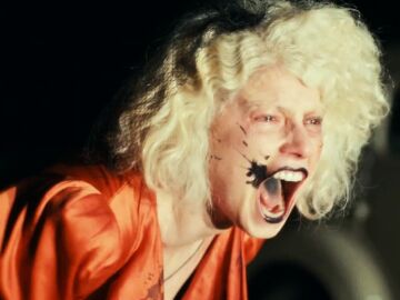 Por su parte, Jessie Buckley hace lo propio como la pareja del monstruo