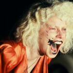 Por su parte, Jessie Buckley hace lo propio como la pareja del monstruo