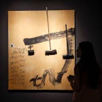 T&agrave;pies, in&eacute;dito y radical en Valencia. En la imagen la obra "Tres raspalls" de 2008