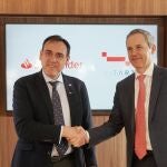 Santiago Miguel y Javier Cortadellas, de Banco Santander, tras firmar el acuerdo