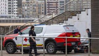 SAN SEBASTI&Aacute;N, 05/03/2026.- Trabajadores de la funeraria trasladan al pescador ha fallecido este jueves en San Sebasti&aacute;n tras caer al mar desde una zona de rocas del monte Igeldo. Pasadas las 8.00 horas un particular ha informado al servicio de emergencias del incidente, que ha tenido lugar cerca del camino Marabieta. EFE/ Javier Etxezarreta 