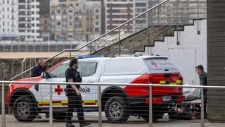 Fallece un pescador tras caer al agua en San Sebastián SAN SEBASTIÁN, 05/03/2026.- Trabajadores de la funeraria trasladan al pescador ha fallecido este jueves en San Sebastián tras caer al mar desde una zona de rocas del monte Igeldo. Pasadas las 8.00 horas un particular ha informado al servicio de emergencias del incidente, que ha tenido lugar cerca del camino Marabieta. EFE/ Javier Etxezarreta