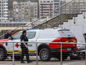 Fallece un pescador tras caer al agua en San Sebastián SAN SEBASTIÁN, 05/03/2026.- Trabajadores de la funeraria trasladan al pescador ha fallecido este jueves en San Sebastián tras caer al mar desde una zona de rocas del monte Igeldo. Pasadas las 8.00 horas un particular ha informado al servicio de emergencias del incidente, que ha tenido lugar cerca del camino Marabieta. EFE/ Javier Etxezarreta