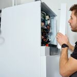 Imagen de archivo de un fontanero tratando una caldera