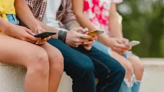 Adolescentes con un móvil Adolescentes con un móvil