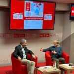 El director del Centro de Coordinaci&oacute;n de Alertas y Emergencias Sanitarias del Ministerio de Sanidad, Fernando Sim&oacute;n, en un encuentro de la Escuela de Salud del PSOE de Gij&oacute;n con el periodista &Aacute;ngel Fabi&aacute;n.