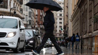 VAL&Egrave;NCIA, 05/03/2026.- La Comunitat Valenciana registrar&aacute; hoy lluvias generalizadas acompa&ntilde;adas de barro, localmente fuertes y persistentes y ocasionalmente con tormenta, menos intensas en el extremo sur, con temperaturas en descenso ligero, seg&uacute;n el pron&oacute;stico de la Aemet. EFE/Manuel Bruque 