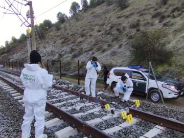 Expertos de la Guardia Civil analizan las v&iacute;as tras el accidente ferroviario registrado ayer en Adamuz (C&oacute;rdoba), en el que al menos 39 personas han muerto y un centenar han resultado heridas. 