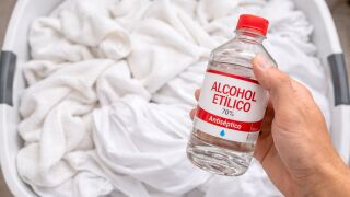 Por qu&eacute; recomiendan a&ntilde;adir dos gotas de alcohol a la ropa antes de lavarla y cu&aacute;ndo se deber&iacute;a hacer