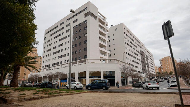 GRAFCVA2500. ALICANTE, 05/03/2026.- La ministra de Vivienda y Agenda Urbana, Isabel Rodr&iacute;guez, atiende a los medios de comunicaci&oacute;n en la zona de la Playa de San Juan de Alicante donde est&aacute;n ubicadas las viviendas de protecci&oacute;n p&uacute;blica (VPP) cuyas adjudicaciones son investigadas por una juez. En la imagen el residencial Les Naus. EFE/Pep Morell 