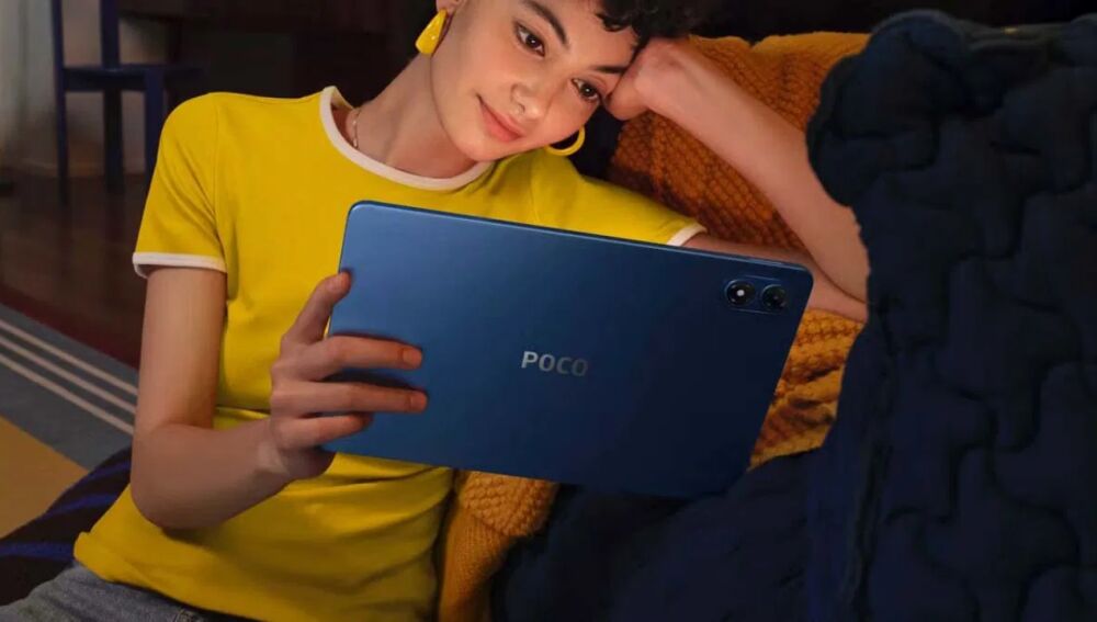 Está disponible en dos colores (azul y negro) oficialmente