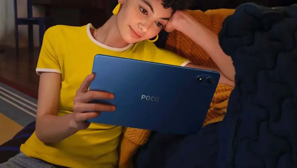 Está disponible en dos colores (azul y negro) oficialmente