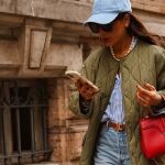 Look de street style con chaqueta acolchada verde