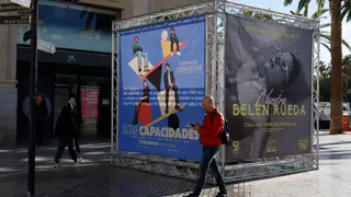 29ª edición del festival de cine español de Málaga MÁLAGA, 05/03/2026.- Una persona pasan ante un carteles anunciadores dela películas que se exhibirán en la 29ª edición del festival de Cine Español de Málaga que se inaugura mañana. EFE/ Jorge Zapata