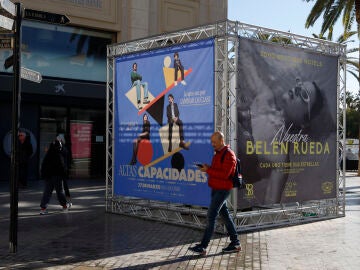 M&Aacute;LAGA, 05/03/2026.- Una persona pasan ante un carteles anunciadores dela pel&iacute;culas que se exhibir&aacute;n en la 29&ordf; edici&oacute;n del festival de Cine Espa&ntilde;ol de M&aacute;laga que se inaugura ma&ntilde;ana. EFE/ Jorge Zapata 