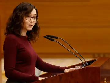 Pleno de la Asamblea Regional MADRID, 05/03/2026.- La presidenta de la Comunidad de Madrid, Isabel Díaz Ayuso, interviene desde el estrado ante el pleno que la Asamblea regional celebra este jueves. EFE/ Sergio Perez
