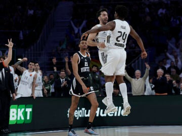 Campazzo y Feliz celebran el triple del argentino desde 14 metros con el que cerr&oacute; el segundo cuarto