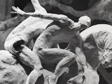 Una de las obras expuestas de Mar&iacute;n compuesta por hombres moldeados junto a caballos