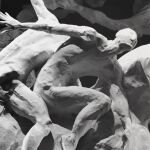 Una de las obras expuestas de Mar&iacute;n compuesta por hombres moldeados junto a caballos