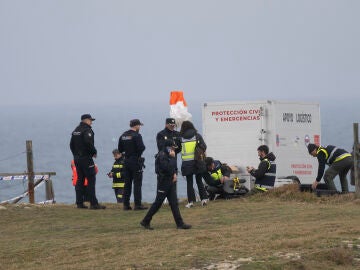 SANTANDER, 05/03/2026.- Efectivos de emergencias contin&uacute;an este jueves con la b&uacute;squeda de la joven de 20 a&ntilde;os, de Guadalajara, desaparecida tras romperse una pasarela en la zona costera de El Bocal, de Santander. La joven guadalajare&ntilde;a cay&oacute; al mar la tarde del martes con seis de sus compa&ntilde;eros del instituto La Granja de Heras, donde estudiaban los siete. Cinco de ellos fueron localizados fallecidos el mismo d&iacute;a del suceso y otra joven est&aacute; ingresada en la UCI del hospital de Valdecilla, de Sa...