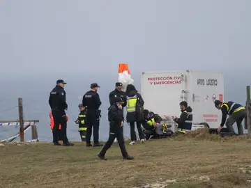 Se retoma la búsqueda de la joven desaparecida en Santander tras romperse una pasarela SANTANDER, 05/03/2026.- Efectivos de emergencias continúan este jueves con la búsqueda de la joven de 20 años, de Guadalajara, desaparecida tras romperse una pasarela en la zona costera de El Bocal, de Santander. La joven guadalajareña cayó al mar la tarde del martes con seis de sus compañeros del instituto La Granja de Heras, donde estudiaban los siete. Cinco de ellos fueron localizados fallecidos el mismo día del suceso y otra joven está ingresada en la UCI del hospital de Valdecilla, de Sa...