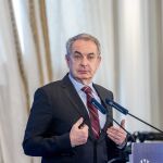 AMP.- Zapatero ve un acierto permanente la pol&iacute;tica exterior de S&aacute;nchez y pregunta al PP qu&eacute; mejor&oacute; la guerra de Irak