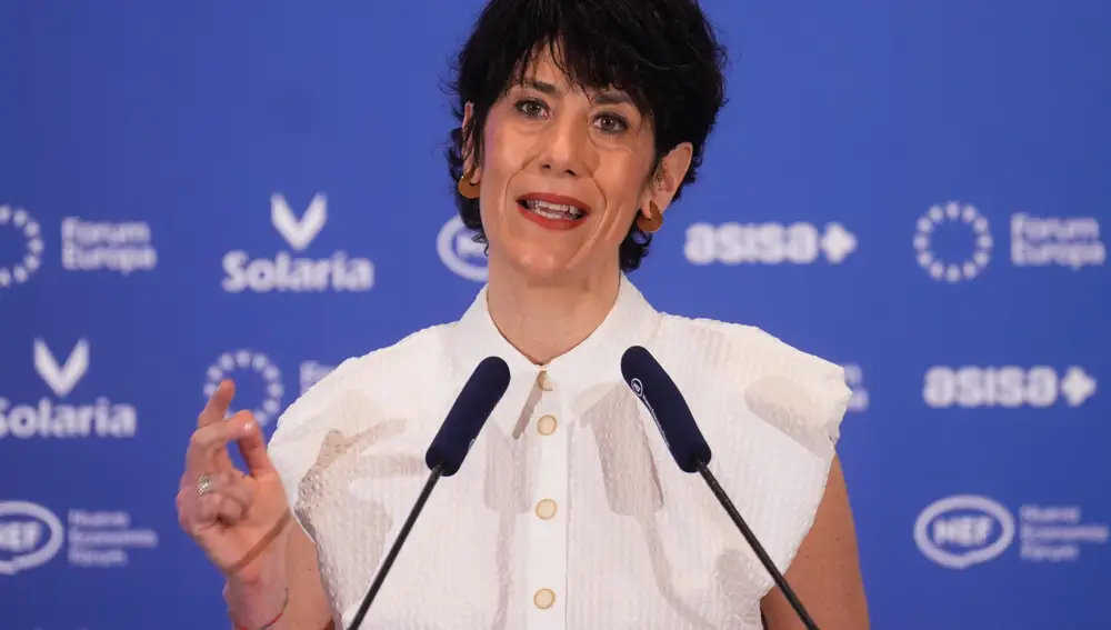 La ministra de Inclusión, Elma Saiz y el expresidente del Gobierno, José Luis Rodríguez Zapatero participan en un desayuno informativo