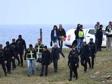 Hallan un cuerpo en la zona de El Bocal (Santander) donde se buscaba a la joven desaparecida Agentes de los Servicios de Emergencias trabajan en la playa de El Bocal, a 5 de marzo de 2026, en Santander, Cantabria (España). Un GEO ha hallado este jueves un cuerpo en la zona donde se buscaba a la joven de 20 años desaparecida tras el derrumbe de una pasarela que provocó el fallecimiento de cinco jóvenes, y la hospitalización de una sexta víctima. 05 MARZO 2026 Nacho Cubero / Europa Press 05/03/2026