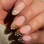 Manicura Bambi nails con puntas marrones con motitas blancas