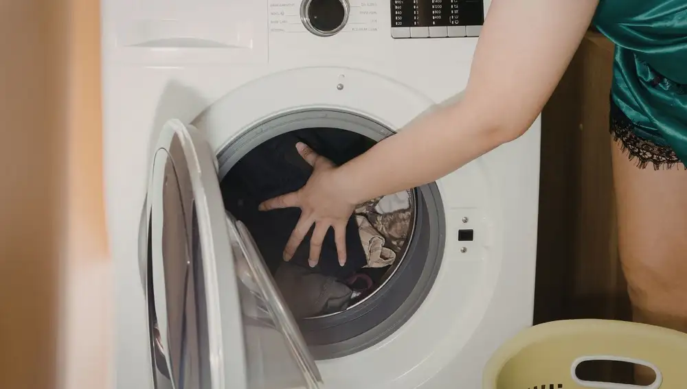 Descubre la función secreta de tu lavadora que ahorra detergente y tiempo