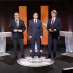 (I a D) Los candidatos a la Presidencia de la Junta Carlos Poll&aacute;n (Vox); Alfonso Fern&aacute;ndez Ma&ntilde;ueco (PP) y Carlos Mart&iacute;nez (PSOE) en el primer debate de las elecciones auton&oacute;micas.