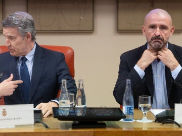 El presidente de PP, Alberto N&uacute;&ntilde;ez Feij&oacute;o (i), y el vicesecretario de Educaci&oacute;n e Igualdad del PP, Jaime de los Santos (d), durante la celebraci&oacute;n de la jornada &lsquo;8 de marzo. D&iacute;a Internacional de la Mujer&rsquo; en el Congreso, a 5 de marzo de 2026, en Madrid (Espa&ntilde;a). La jornada ha sido organizada a solicitud del Grupo Parlamentario Popular en el Congreso para dar visibilidad a la situaci&oacute;n que viven muchas mujeres en distintos pa&iacute;ses donde los derechos fundamentales se encuentran restringidos y do...