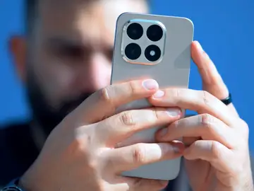 El teléfono tiene muy buena calidad de construcción Xiaomi 15T en la mano