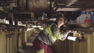 Mujer trabajadora de Renfe. REMITIDA / HANDOUT por RENFE Fotograf&iacute;a remitida a medios de comunicaci&oacute;n exclusivamente para ilustrar la noticia a la que hace referencia la imagen, y citando la procedencia de la imagen en la firma 06/03/2026