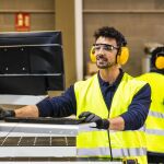 Imagen de archivo de un trabajador junto a un ordenador