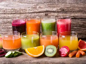 Los zumos naturales son bebidas complejas y nutritivas Los zumos naturales son bebidas complejas y nutritivas