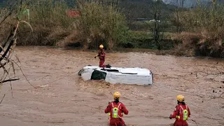 Buscan al conductor de un coche que ha aparecido en una riera de Llinars (Barcelona) GRAFCAT9383. BARCELONA, 06/03/2026.- Los Bomberos de la Generalitat buscan en las aguas del río Mogent al conductor de un turismo que ha caído esta tarde a la riera Giola a su paso por Llinars del Vallès (Barcelona), en pleno temporal de lluvias. EFE/Bombers de la Generalitat SÓLO USO EDITORIAL/SOLO USO PERMITIDO PARA ILUSTRAR LA NOTICIA QUE APARECE EN EL PIE DE FOTO (CRÉDITO OBLIGATORIO)