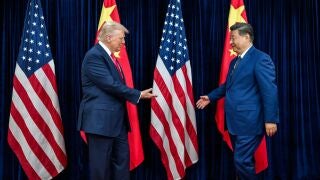 Fotograf&iacute;a cedida este viernes por la Casa Blanca que muestra al presidente de Estados Unidos, Donald Trump (i), saludando a su hom&oacute;logo chino, Xi Jinping (d), durante su encuentro en Busan (Corea del Sur). La Casa Blanca comparti&oacute; una secuencia de im&aacute;genes del presidente de China, Xi Jinping, ri&eacute;ndose y en una actitud distendida con su hom&oacute;logo estadounidense, Trump, durante su encuentro en Corea del Sur. 