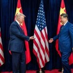 Fotograf&iacute;a cedida este viernes por la Casa Blanca que muestra al presidente de Estados Unidos, Donald Trump (i), saludando a su hom&oacute;logo chino, Xi Jinping (d), durante su encuentro en Busan (Corea del Sur). La Casa Blanca comparti&oacute; una secuencia de im&aacute;genes del presidente de China, Xi Jinping, ri&eacute;ndose y en una actitud distendida con su hom&oacute;logo estadounidense, Trump, durante su encuentro en Corea del Sur. 