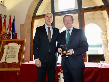 El alcalde de León, José Antonio Diez, preside el acto de entrega de la Medalla de Oro de la Ciudad a la Cámara de Comercio de León. Recoge el reconocimiento su presidente, Javier Vega El alcalde de León, José Antonio Diez, preside el acto de entrega de la Medalla de Oro de la Ciudad a la Cámara de Comercio de León. Recoge el reconocimiento su presidente, Javier Vega