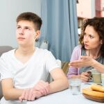 Imagen de archivo sobre un joven distante con su madre