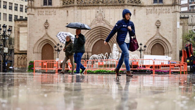GRAFCVA2518. CASTELL&Oacute;N, 06/03/2026.- La Comunitat Valenciana afronta un fin de semana con la lluvia como gran protagonista, que ser&aacute; generalizada y podr&aacute; dejar incluso tormentas, mientras el ambiente seguir&aacute; siendo fresco y la cota de nieve se situar&aacute; entre los 1.400 y los 1.600 metros, seg&uacute;n el pron&oacute;stico de la Aemet. En la imagen varias personas caminan bajo la lluvia, este viernes, por las calles del centro de Castell&oacute;n. EFE/Andreu Esteban
